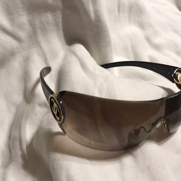 FLASH SALE! Chanel Shield Interlocking CC Sunglasses - purchased in Italy - Picture 4 of 12